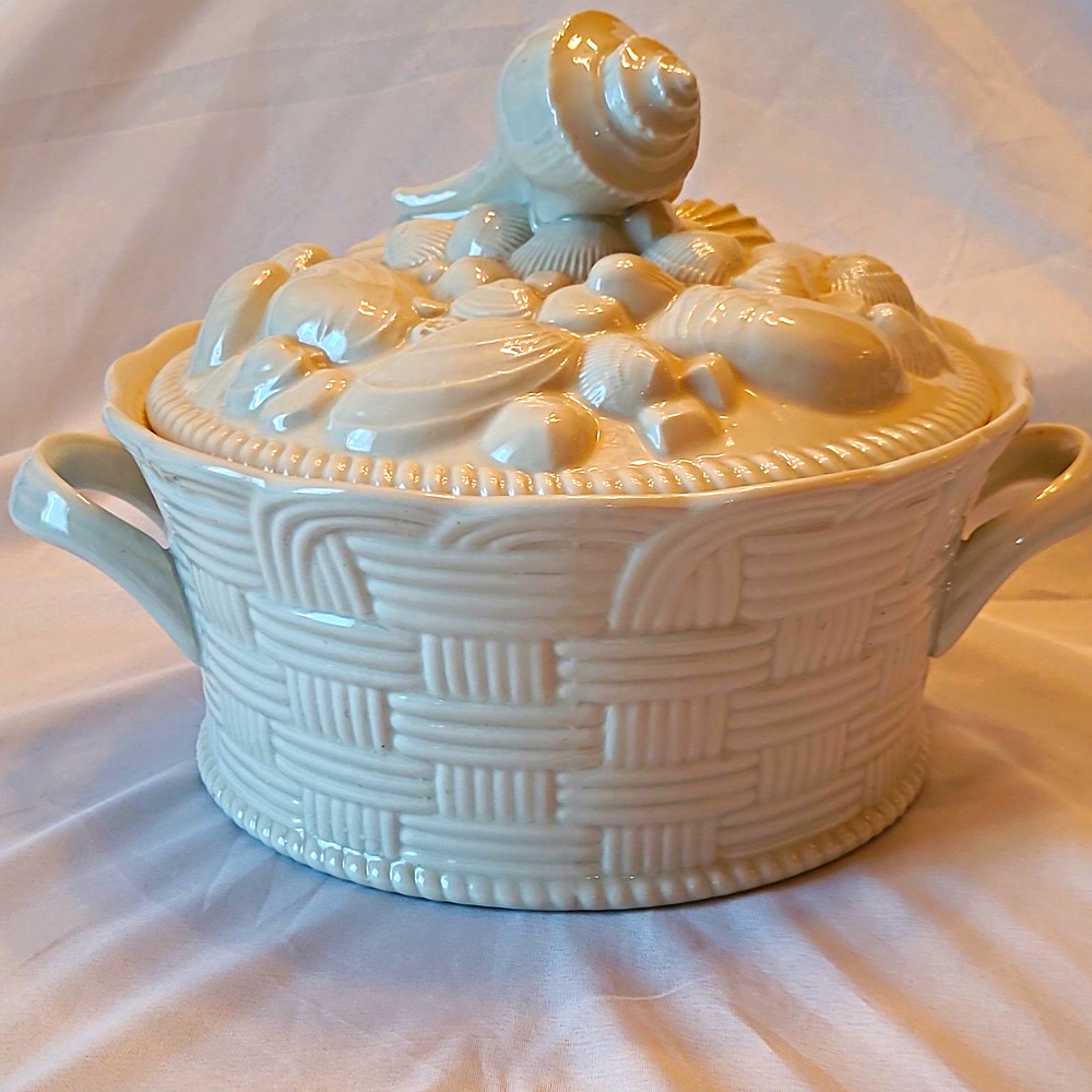 Vintage Carbone Ceramic Soup Tureen with Lid Seashell Basketweave Off-White 9"